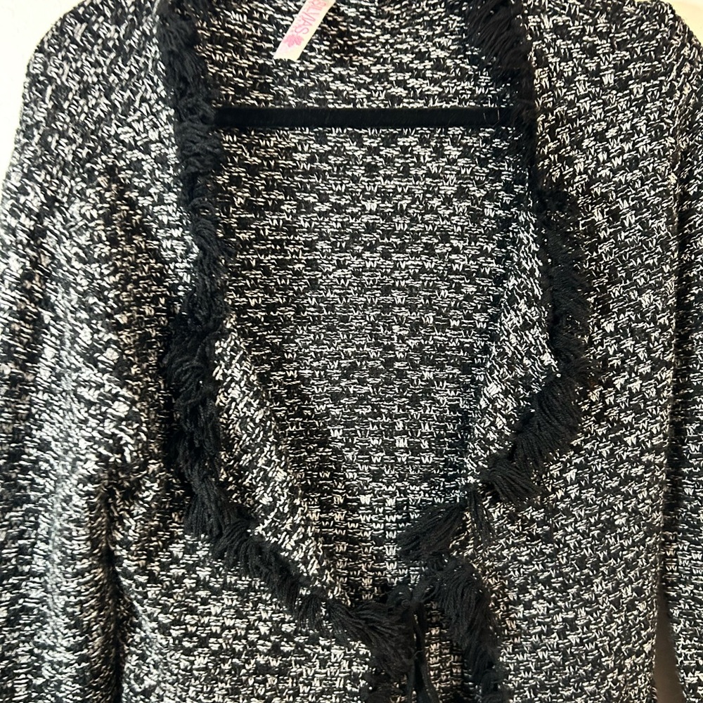 SILVIAS Women's Black and White Sweater SIZE: LARGE